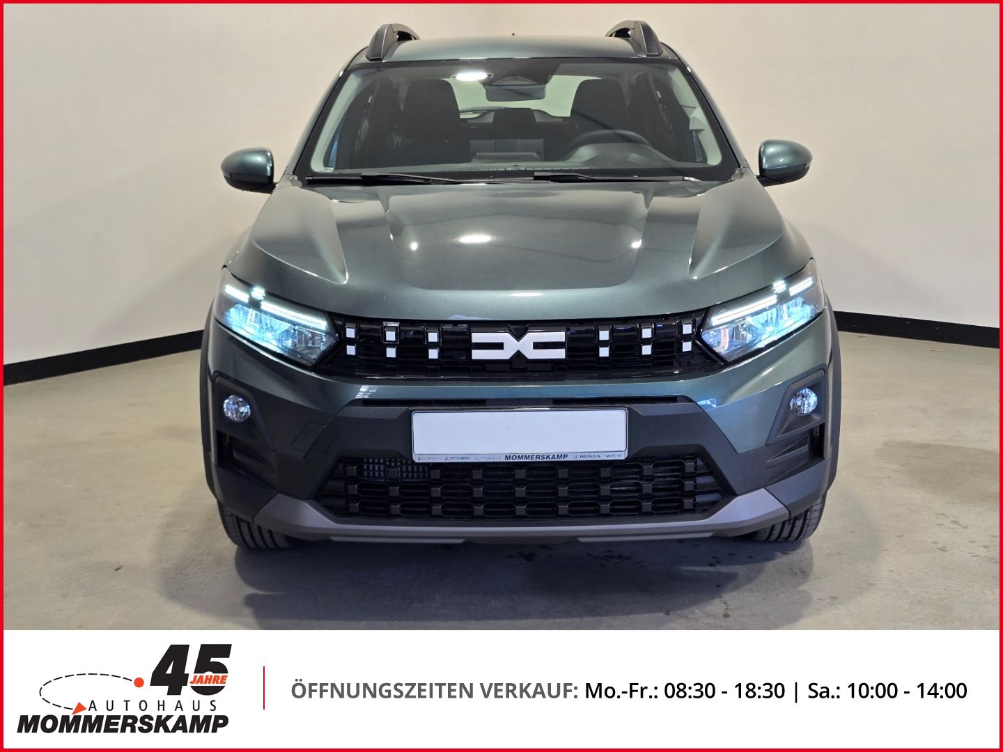 Dacia SUV grau Frontansicht mit Autohaus Werbebanner