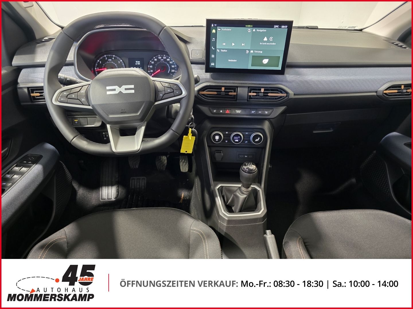 Cockpit mit Lenkrad und Touchscreen Navigation im Dacia Innenraum