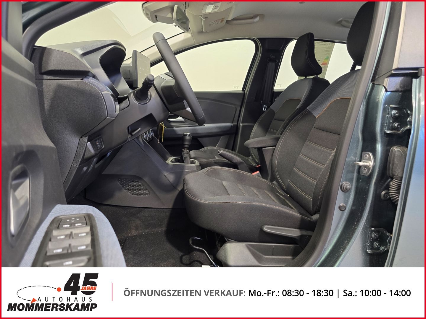 Innenraumansicht mit Vordersitzen und Cockpit des Fahrzeugs