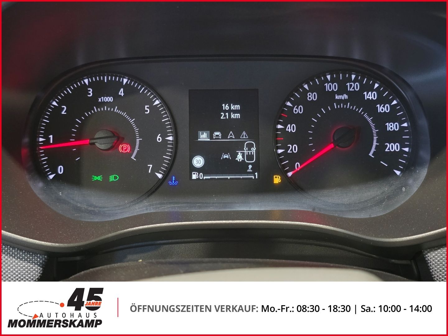 Tacho und Bordcomputer Anzeige im Fahrzeug Cockpit Detailansicht