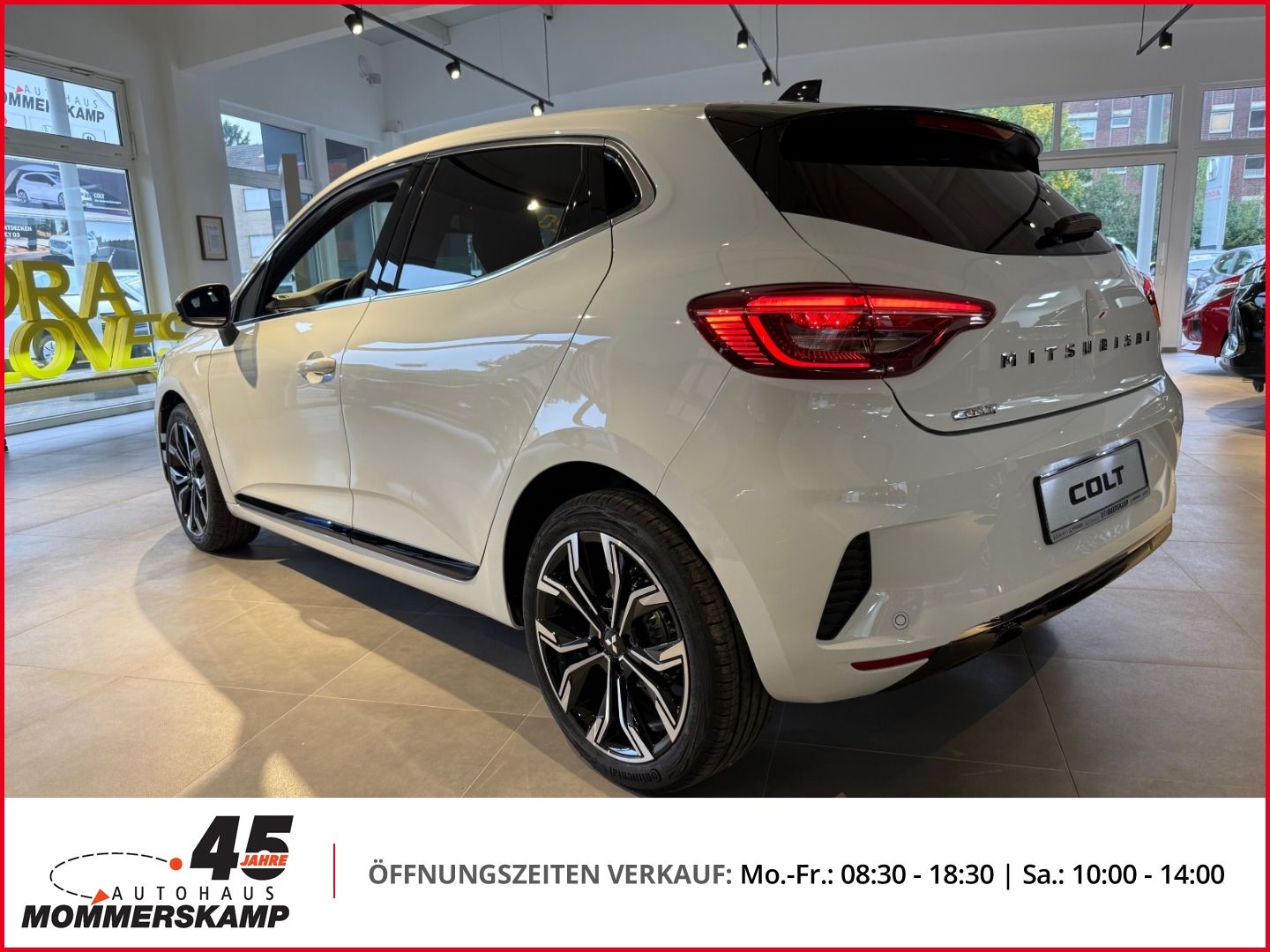 Mitsubishi Colt weiß, Seitenansicht Heck im Showroom