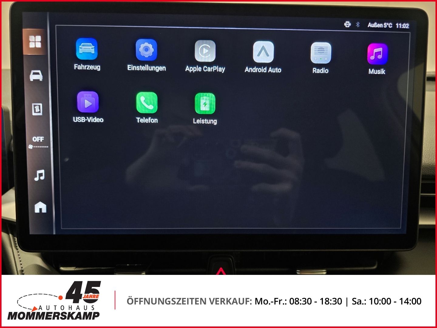 Infotainment-Display mit CarPlay und Android Auto im Fahrzeug