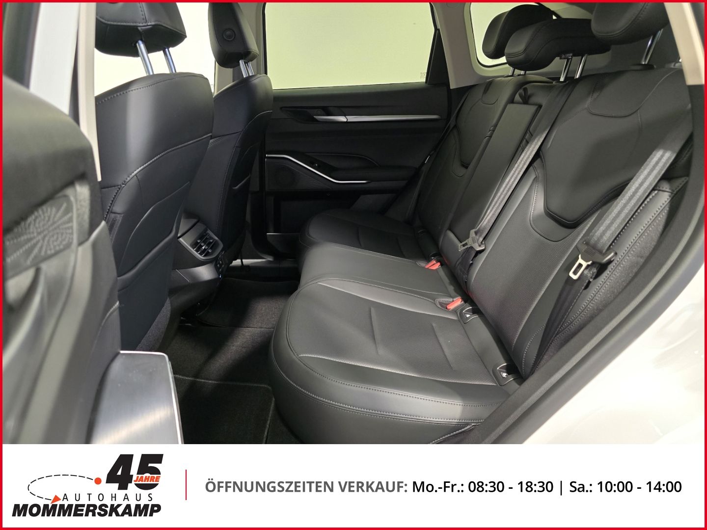 Rückbank des Fahrzeugs mit schwarzem Lederinterieur