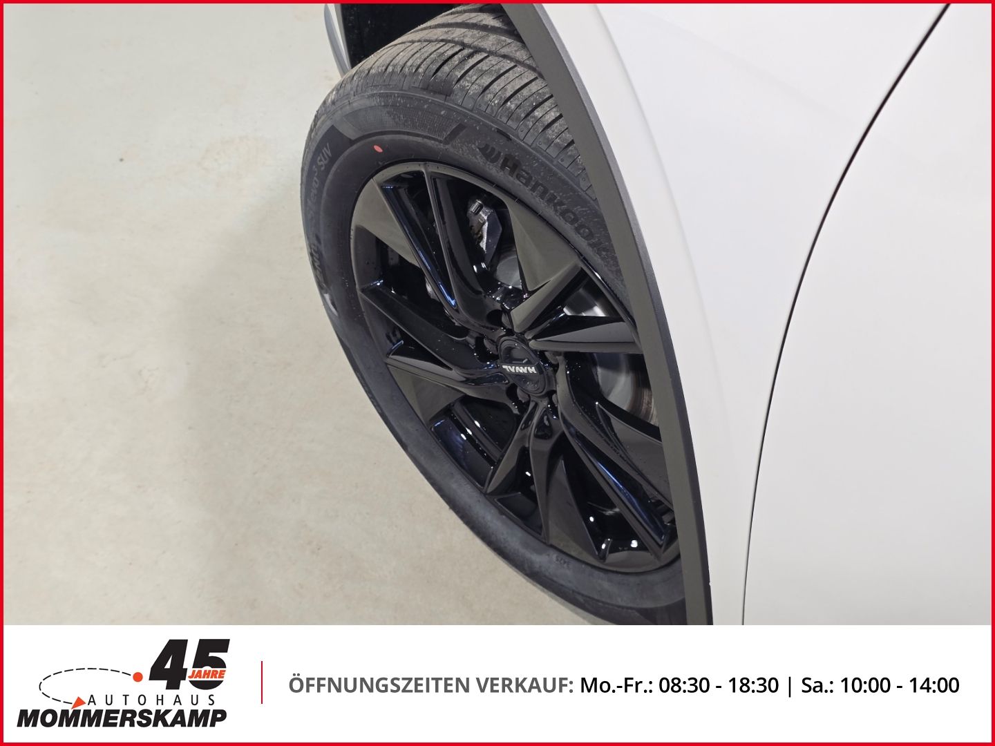 Detailansicht Leichtmetallfelge und Reifen eines weissen GWM SUV