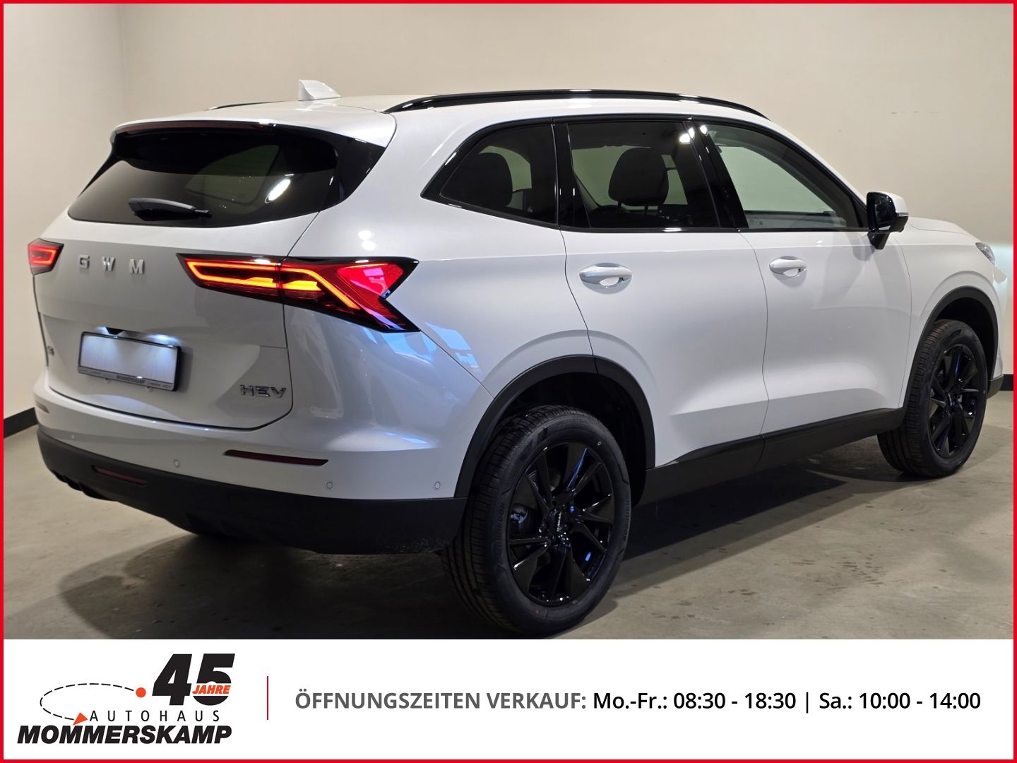 GWM HEV SUV in Weiss von hinten seitlich in der Halle