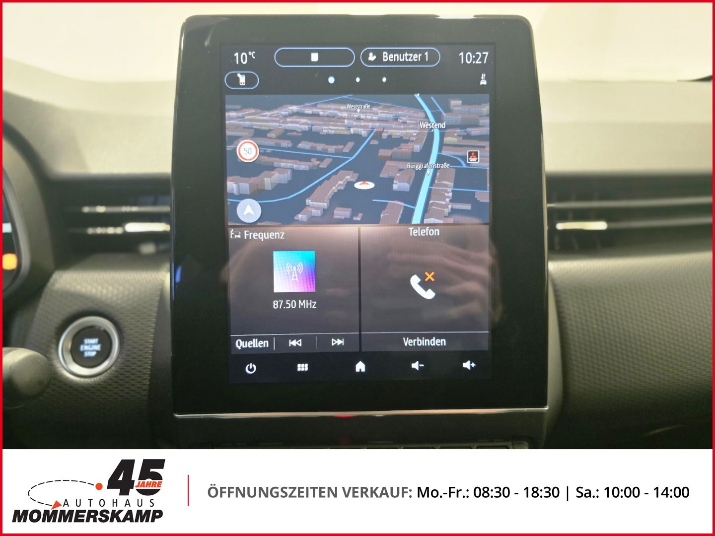Navigationssystem und Infotainment-Display im Fahrzeug