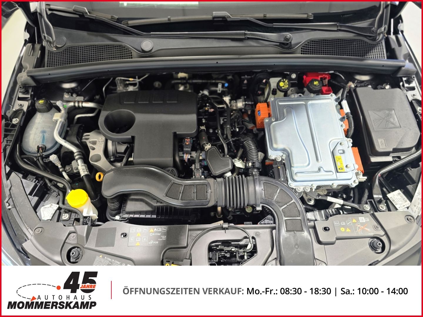 Motorraum mit Hybridkomponenten und Antriebstechnik im Detail