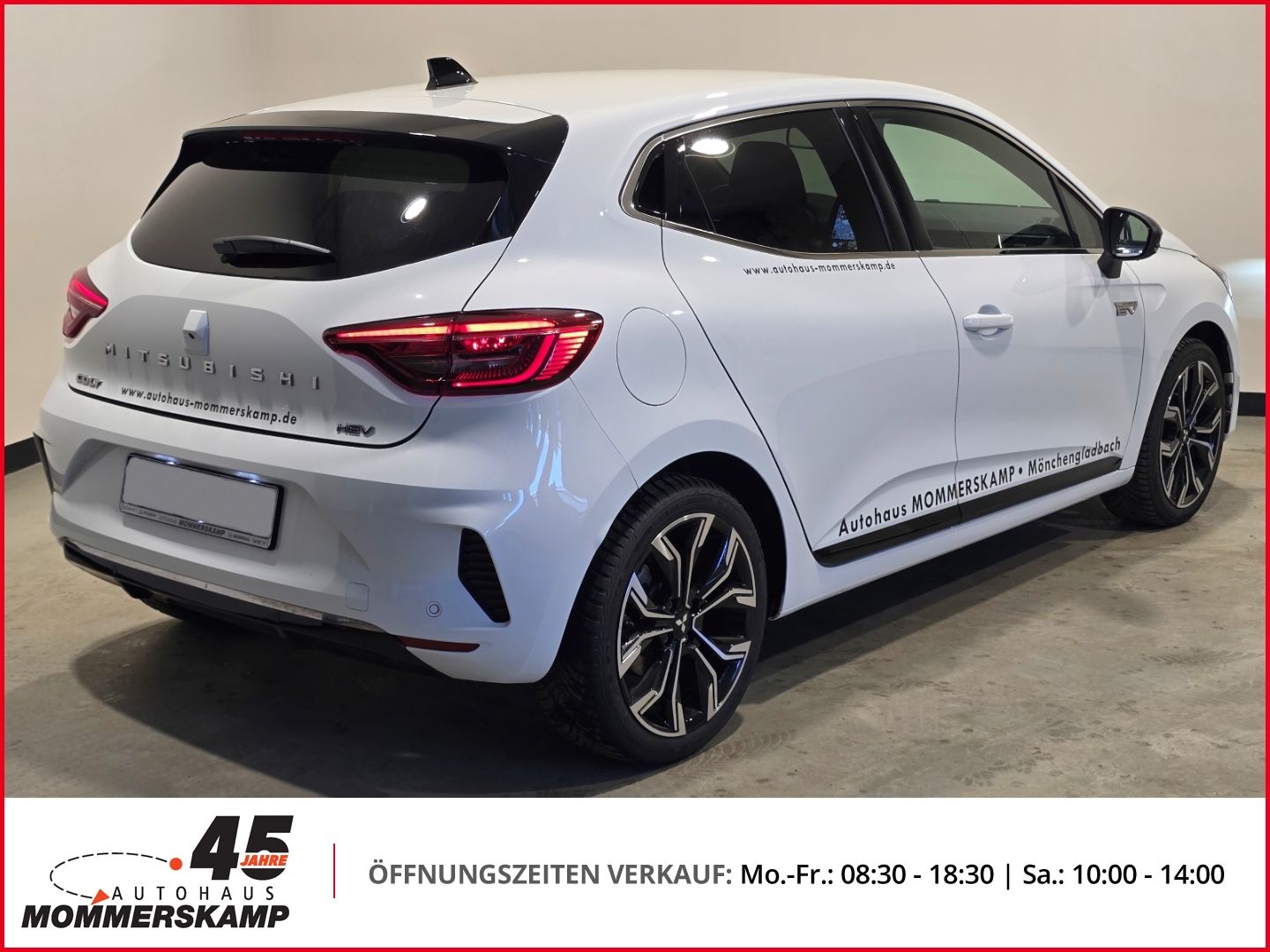 Mitsubishi Colt weiß Heckansicht schräg mit Rückleuchten
