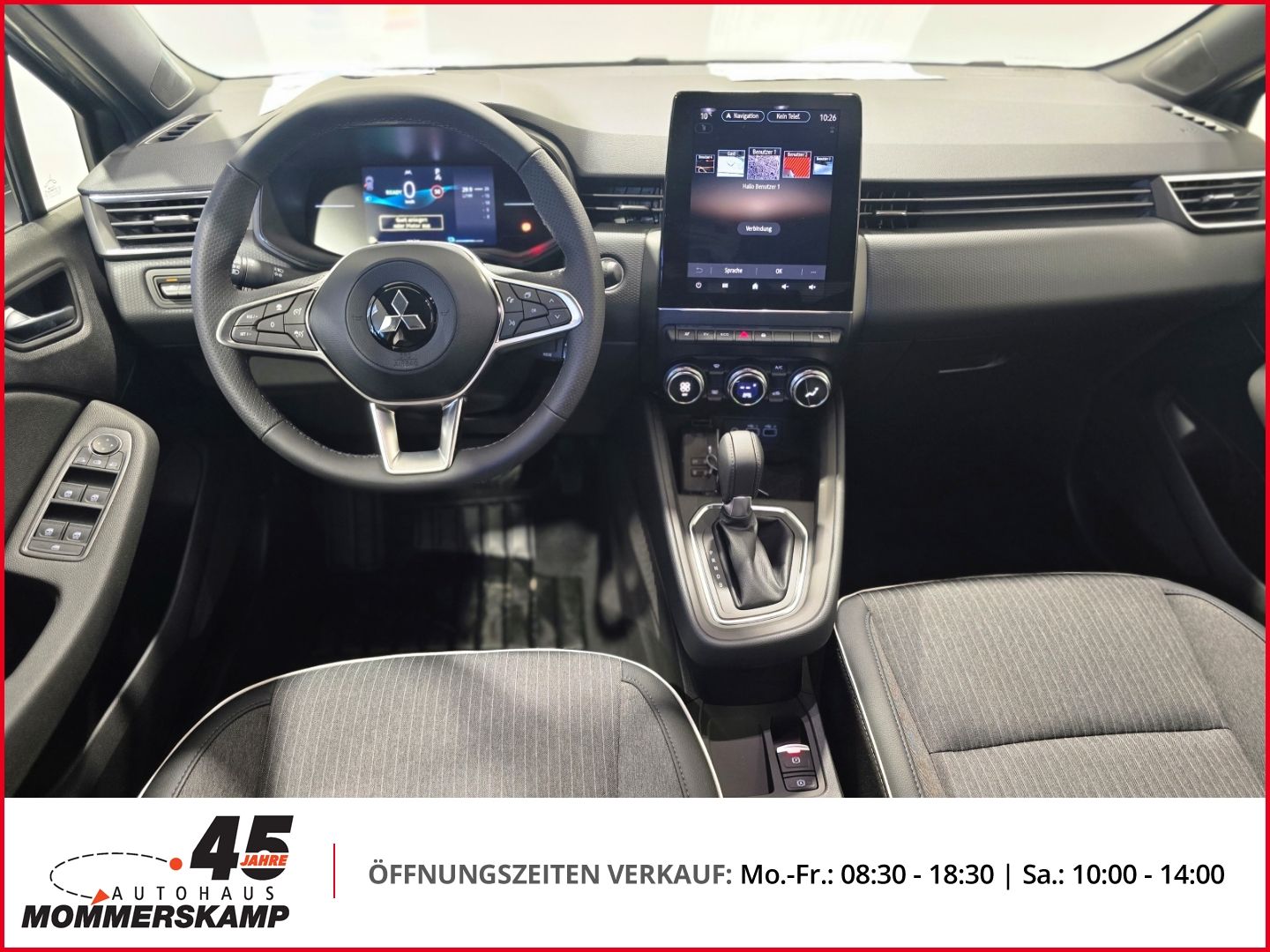Cockpit mit Lenkrad und Multimedia-Bildschirm im Innenraum
