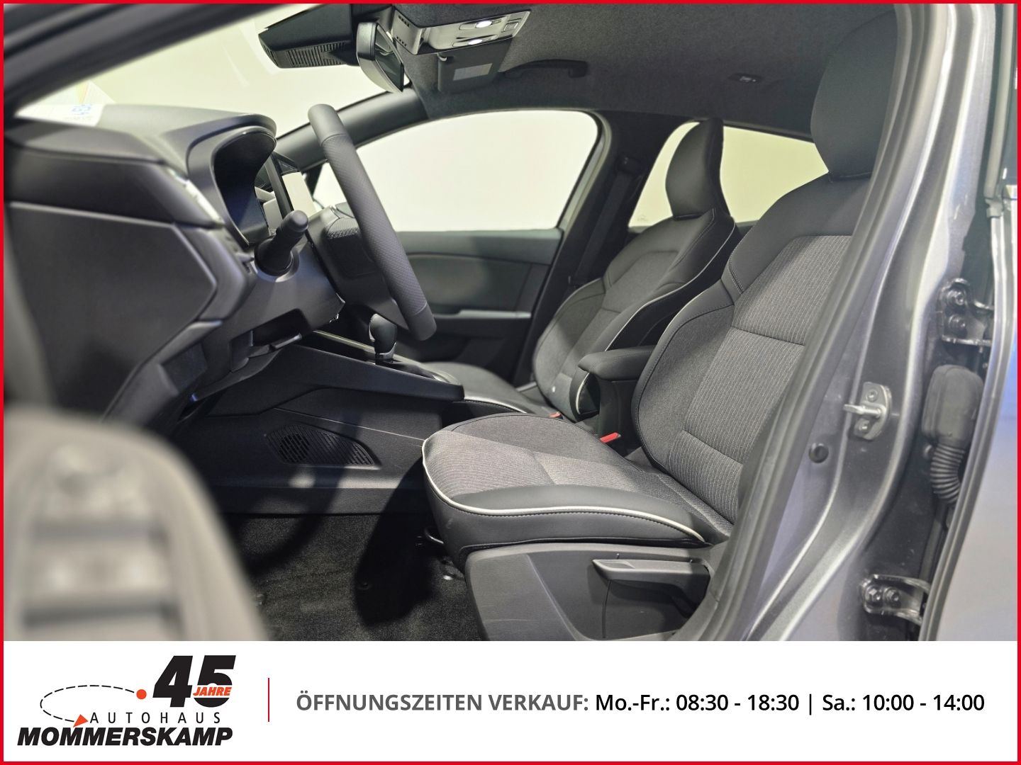 Innenraum mit Vordersitzen und Cockpit eines grauen Fahrzeugs