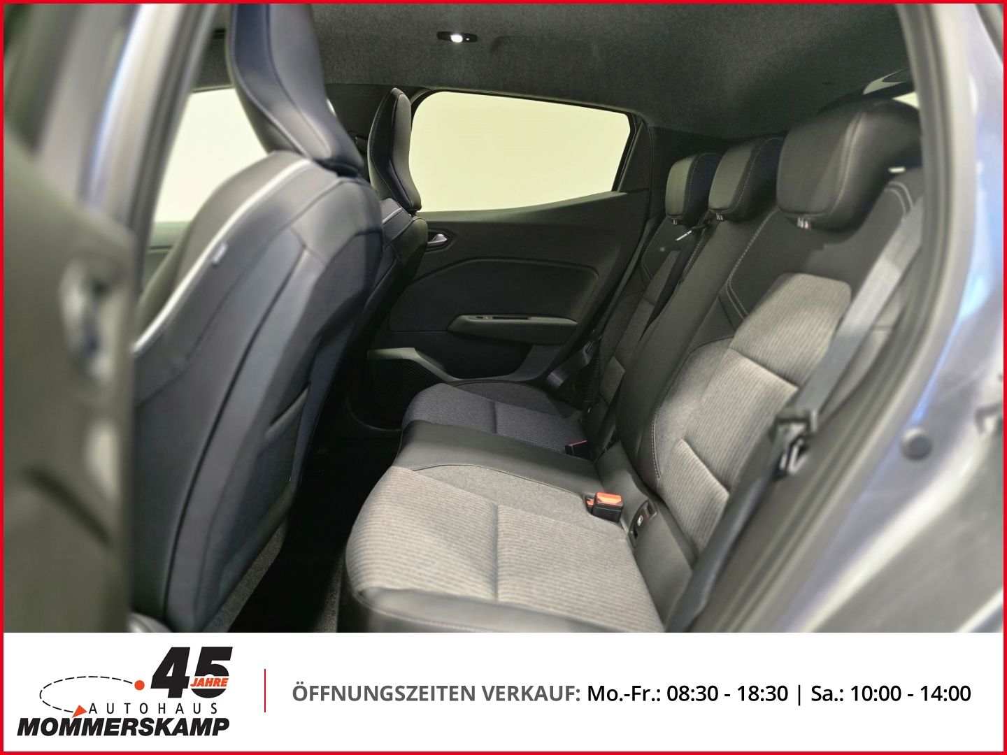 Rücksitze mit Kopfstützen und Sitzbezügen im Innenraum