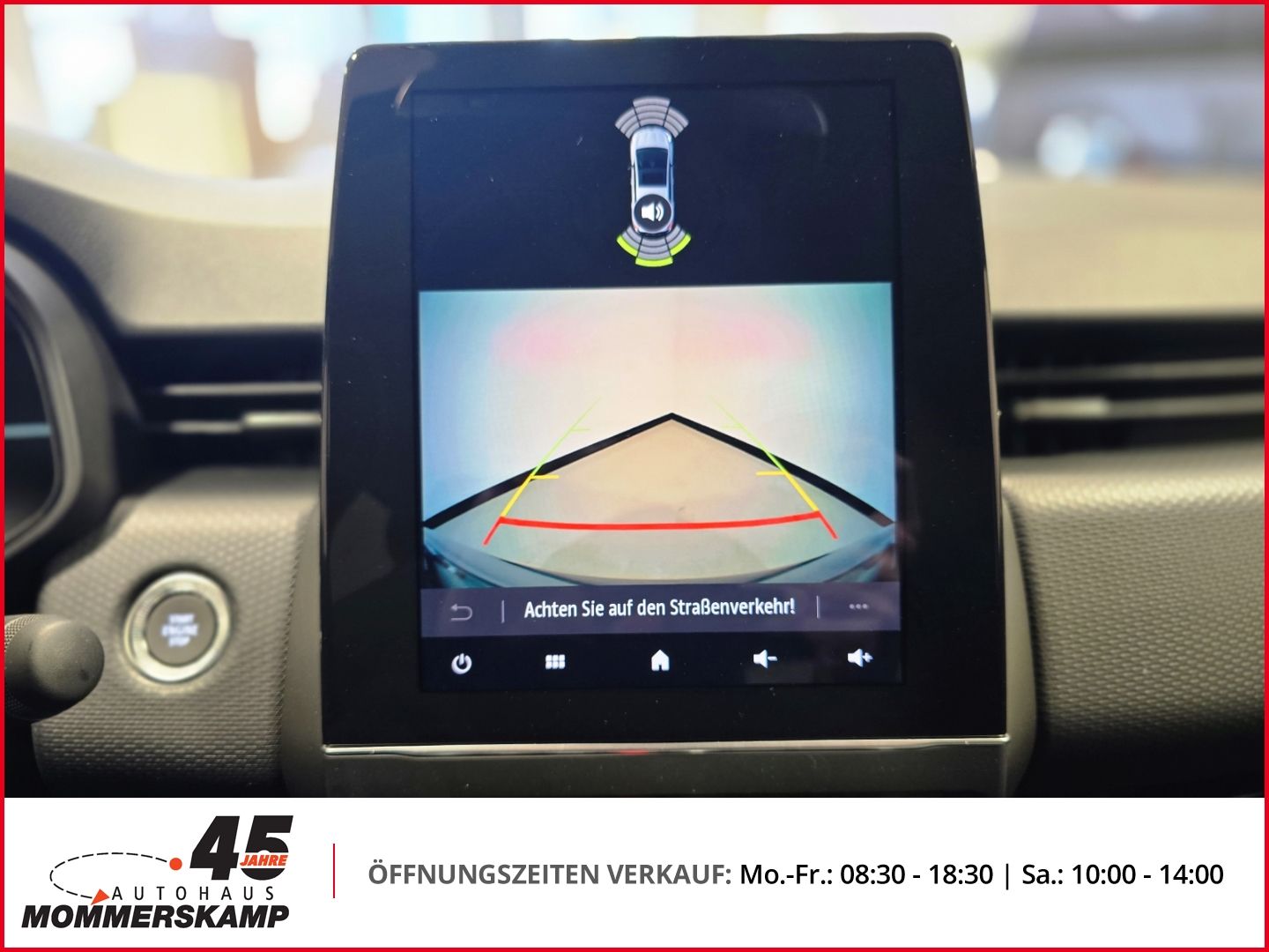 Rückfahrkamera-Display mit Parksensoren im Mitsubishi Colt Innenraum