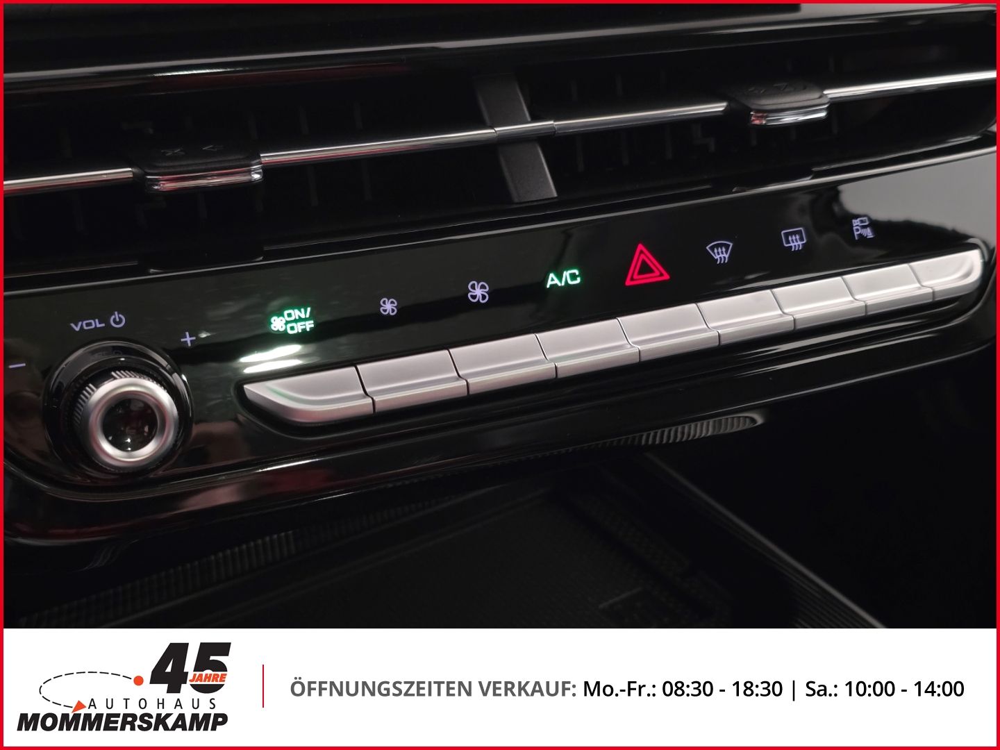 Mittelkonsole mit Klimabedienung und Warnblinker im Auto
