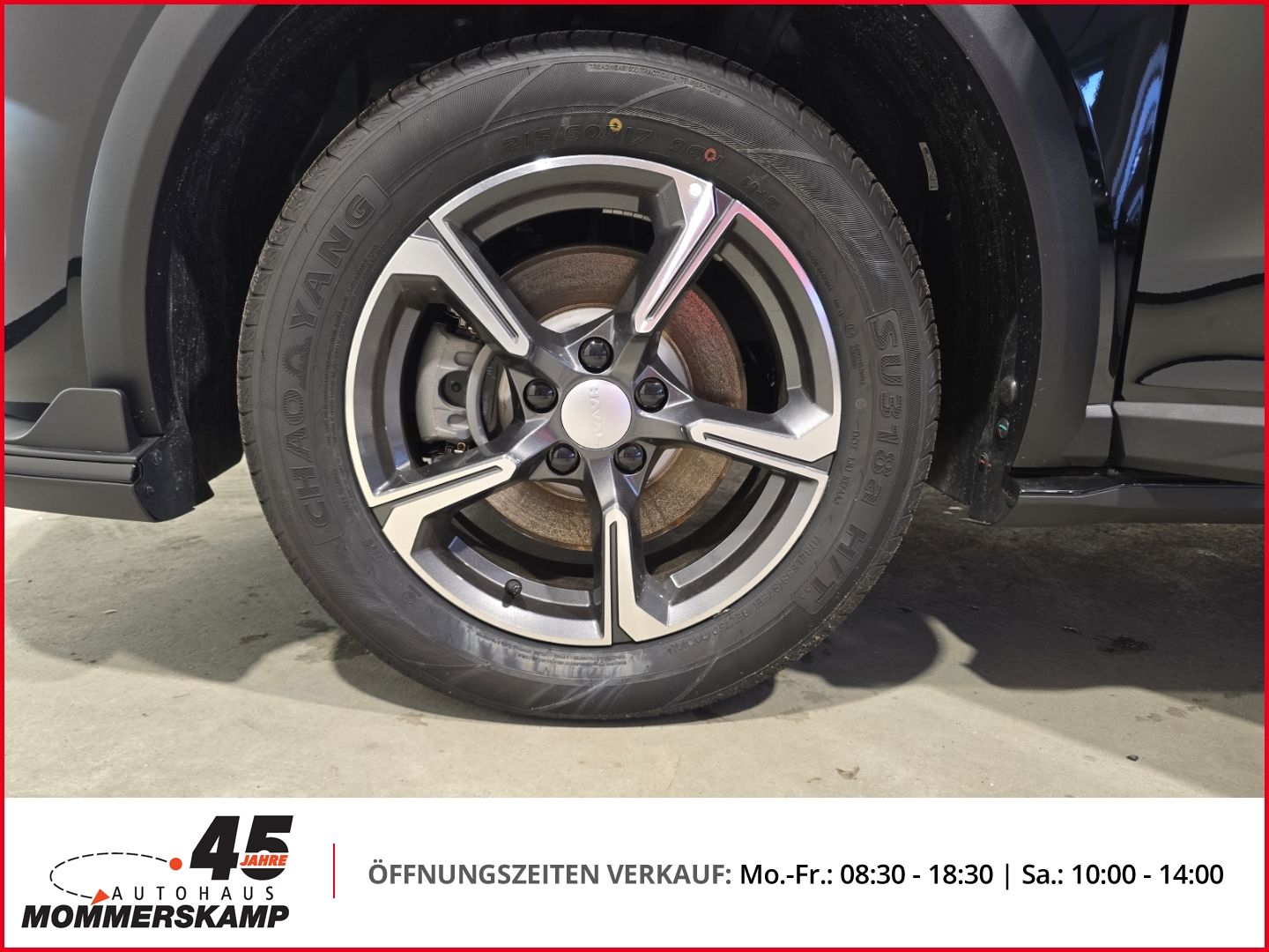 Detailansicht Leichtmetallfelge und Reifen eines Fahrzeugs