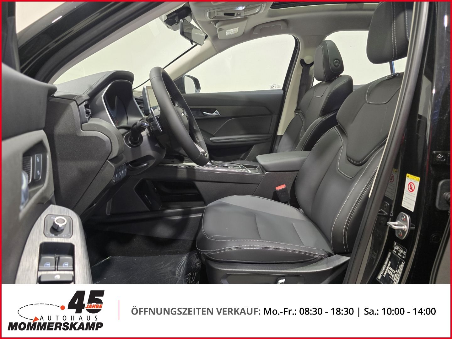 Fahrzeug Innenraum mit schwarzen Ledersitzen und Cockpit Ansicht