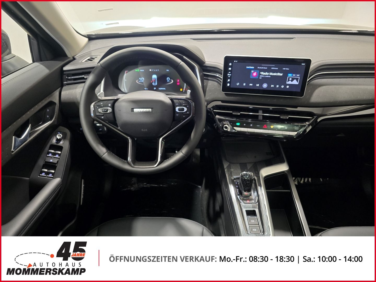 Cockpit mit Lenkrad und Infotainment Display im Fahrzeuginneren