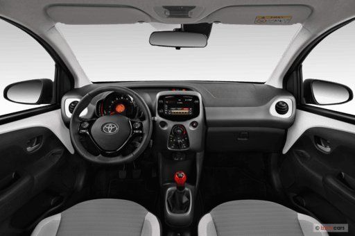 Toyota Aygo Innenraum Cockpit mit Lenkrad und Armaturenbrett