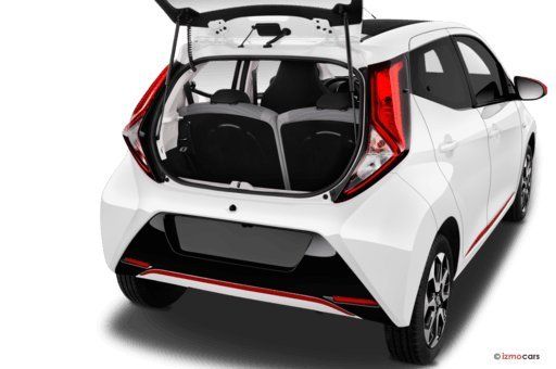 Toyota Aygo in Weiss, Heckansicht mit geoeffneter Kofferraumklappe