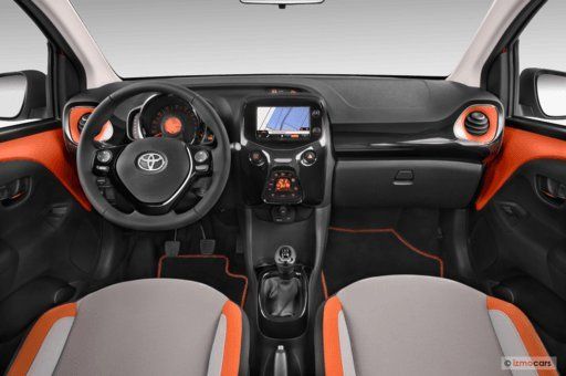 Toyota Aygo Innenraum mit Cockpit, Lenkrad und Navigationsdisplay