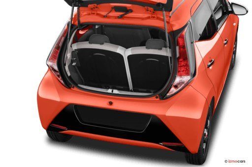 Toyota Aygo orange Kofferraum geoeffnet Ansicht von oben