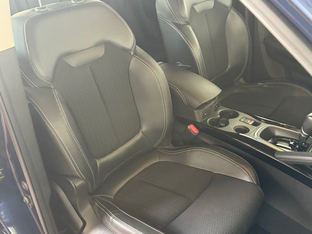 Vordersitze mit Lederausstattung und Mittelkonsole im Fahrzeuginterieur