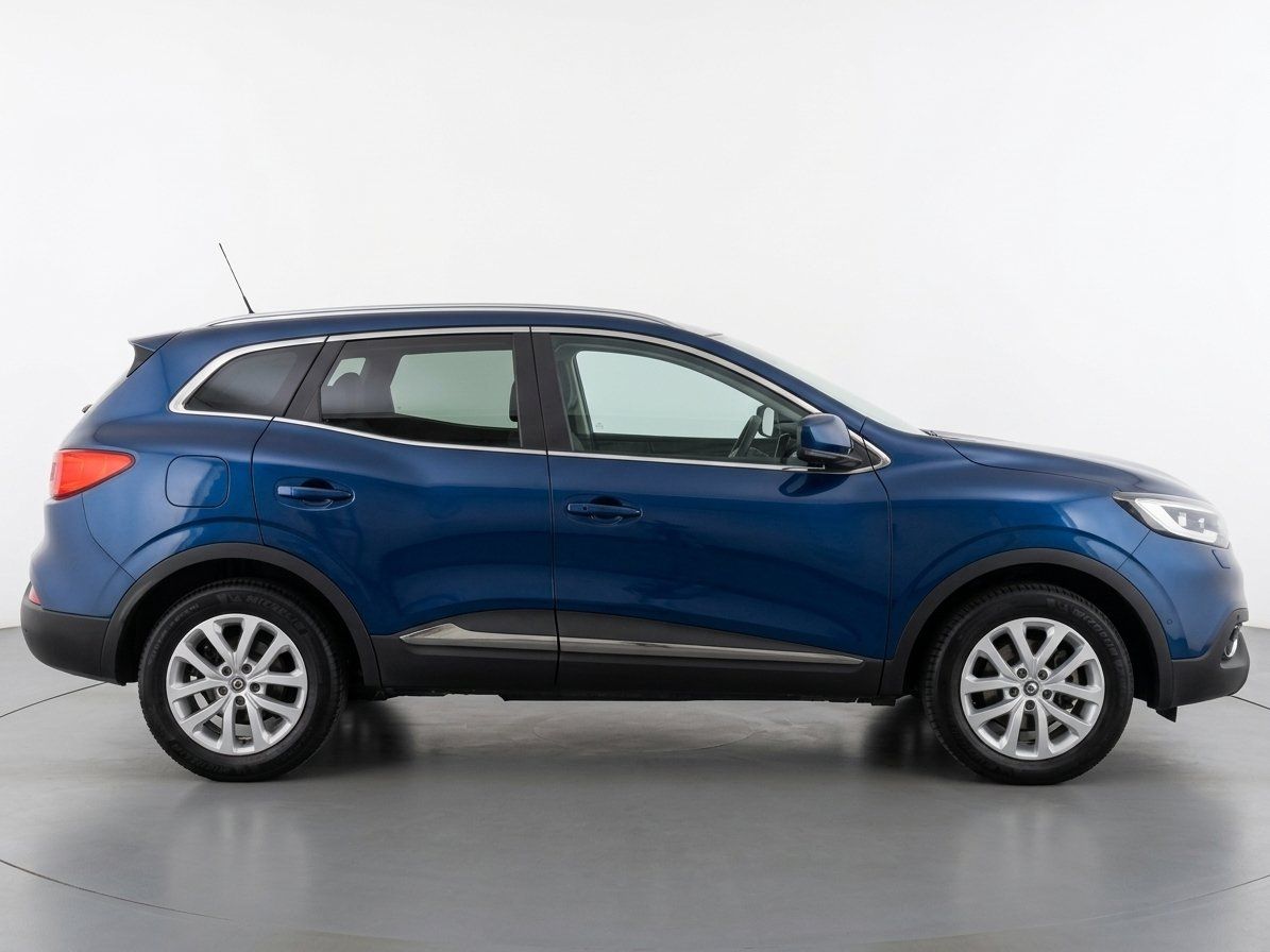 Blauer Renault Kadjar SUV Seitenansicht im Fotostudio