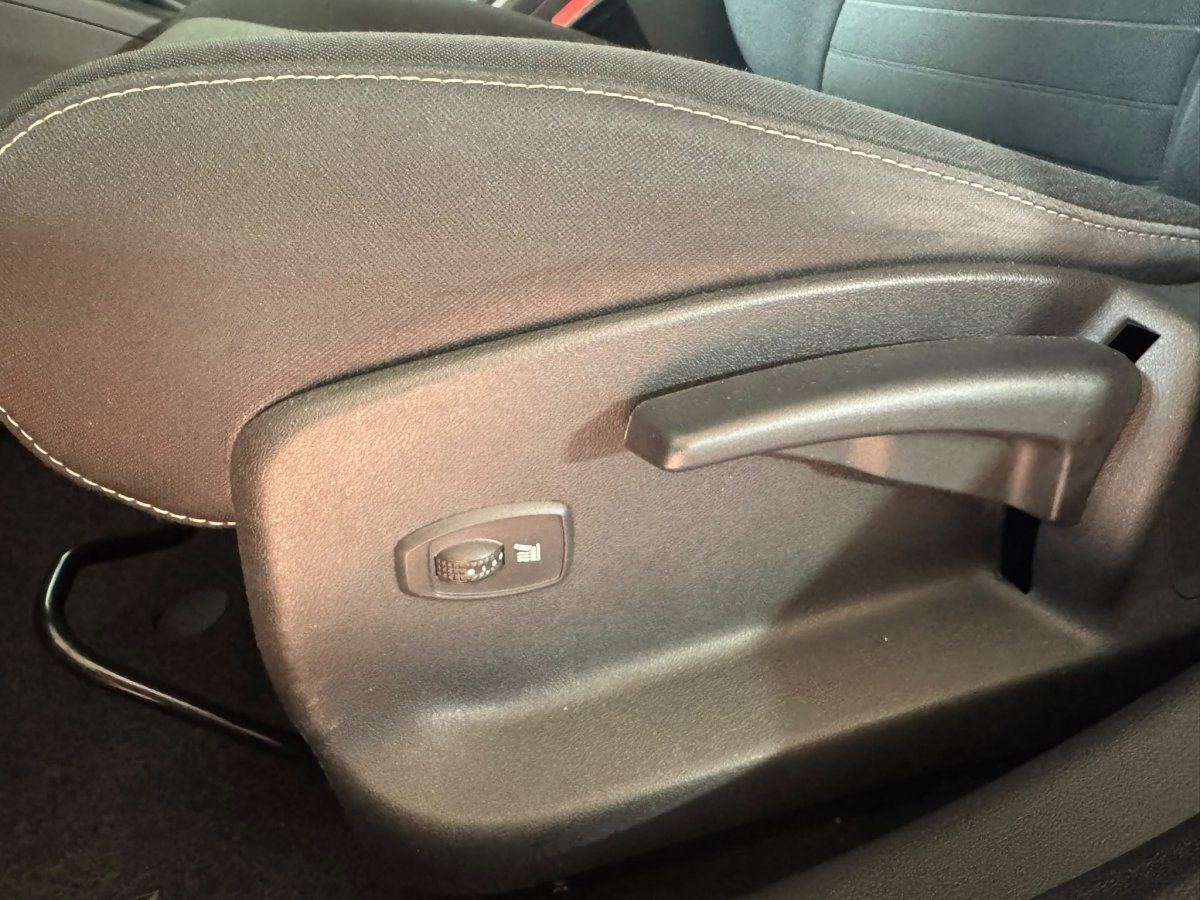 Sitzverstellung und Sitzheizung am Fahrersitz des Renault Megane
