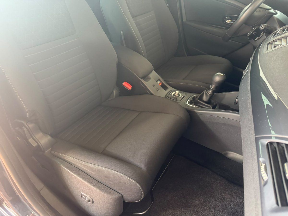 Vordersitze und Schaltknauf im Renault Megane Innenraum
