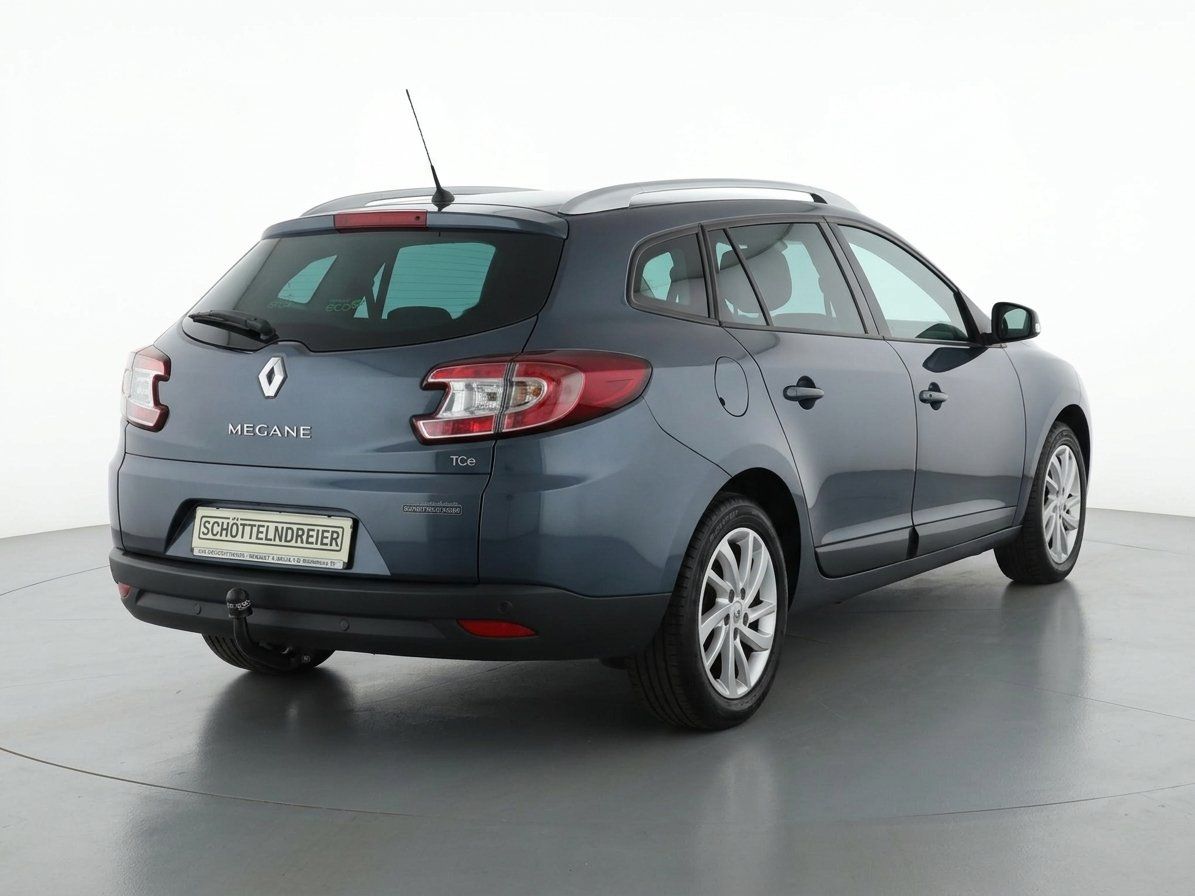 Renault Megane Grandtour TCe Heckansicht grau mit Anhaengerkupplung