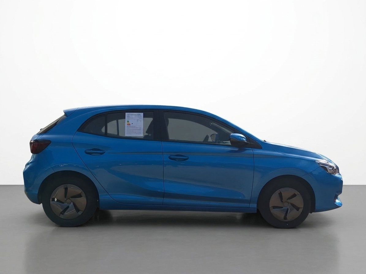 MG Kompaktwagen in Blau, Seitenansicht mit Energielabel
