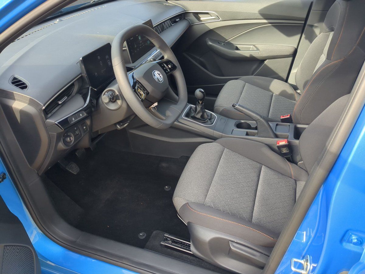 MG Innenraum mit Vordersitzen, Lenkrad und Cockpit in Blau