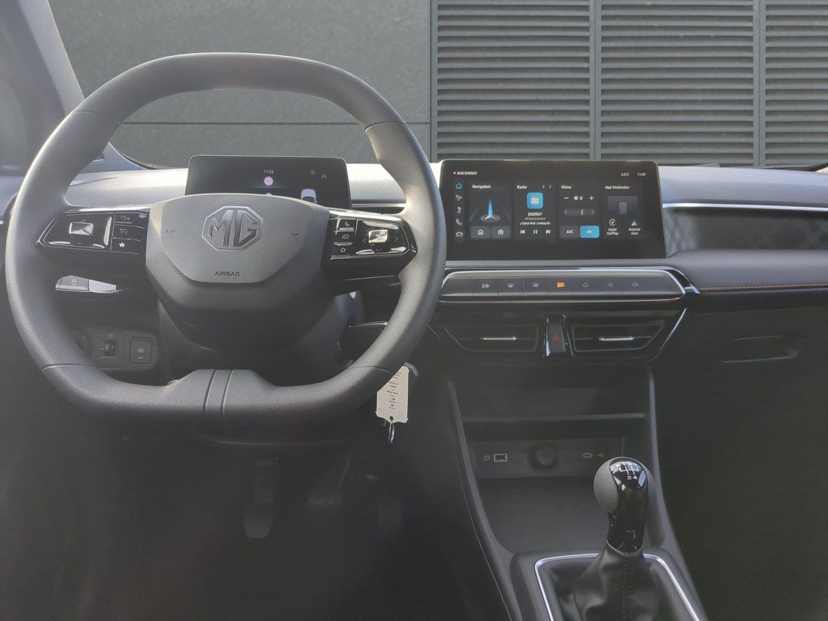 MG Cockpit mit Lenkrad, Digitaldisplay und Touchscreen