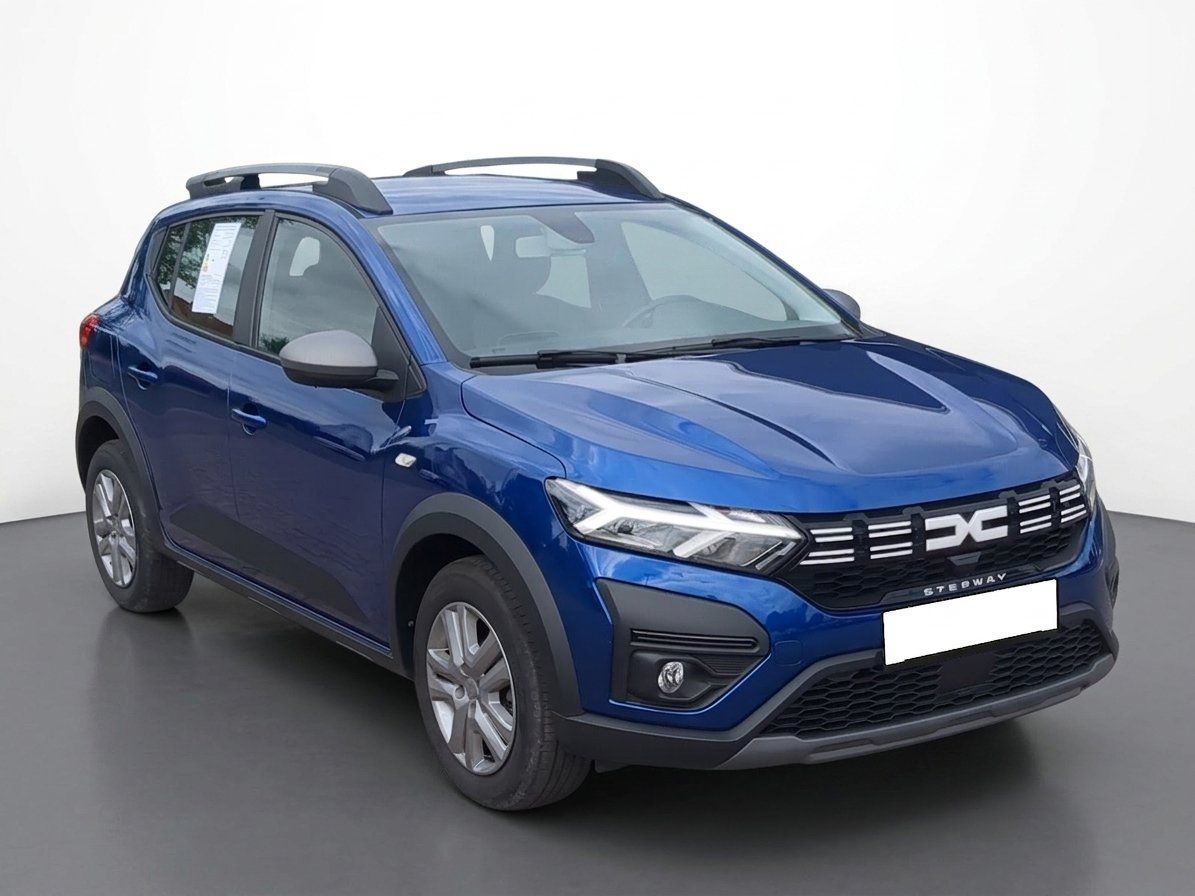 Dacia Sandero Stepway blau, Frontansicht im Studio