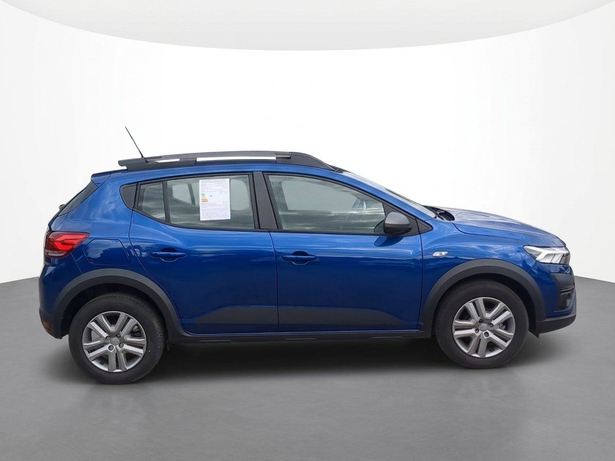 Dacia Sandero Stepway blau, Seitenansicht im Studio