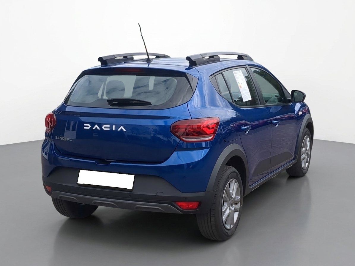 Dacia Sandero Stepway blau, Heckansicht im Studio