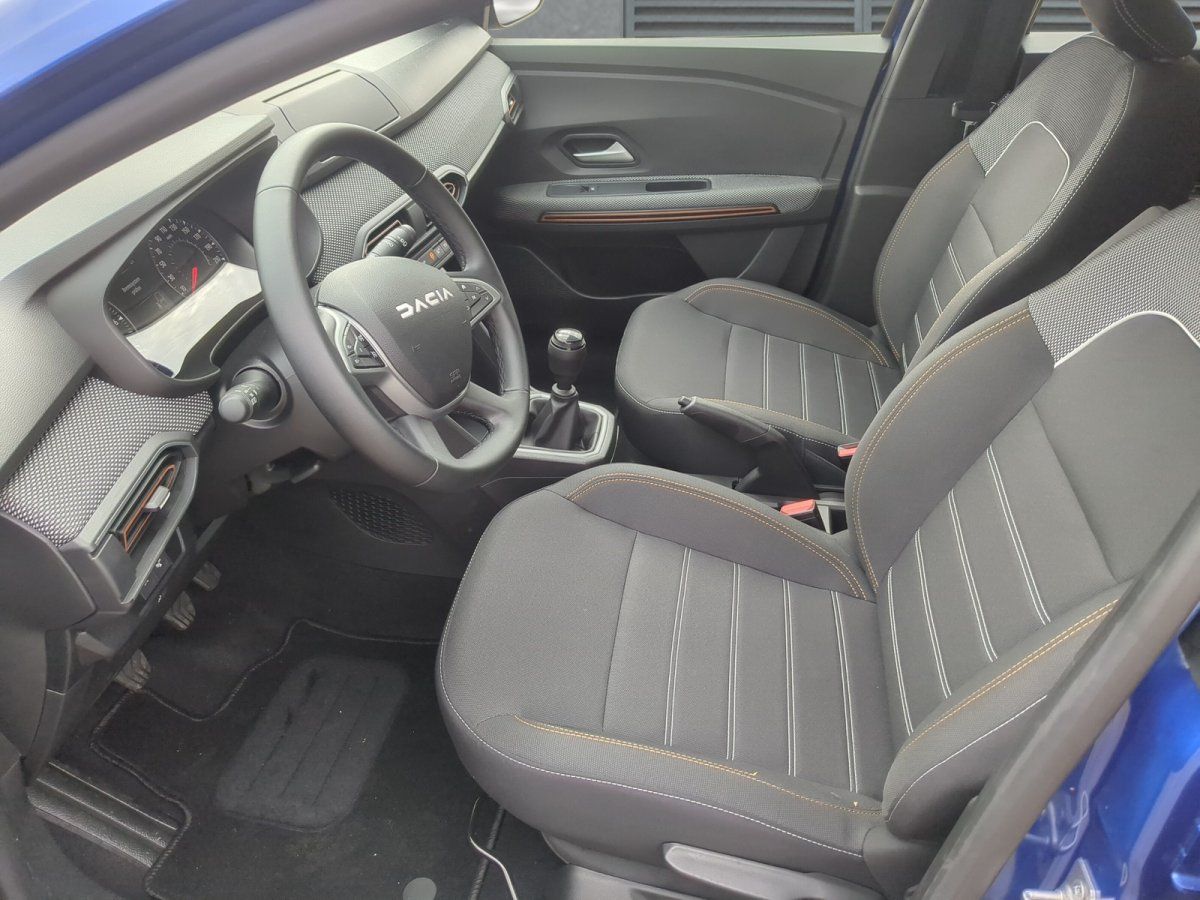 Dacia Vordersitze und Cockpit im Innenraum Detailansicht