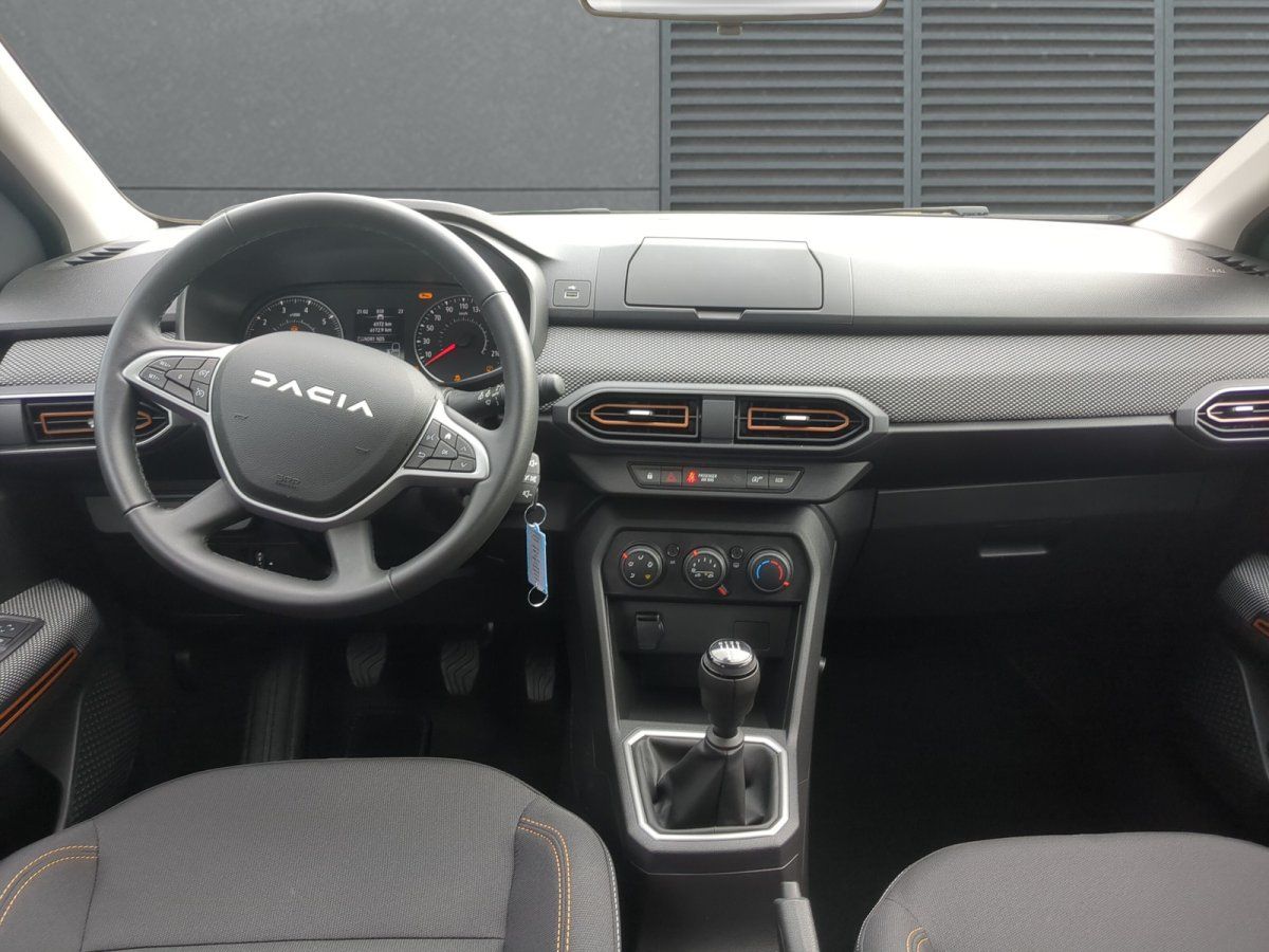 Dacia Innenraum mit Cockpit, Lenkrad und Schaltung im Detail