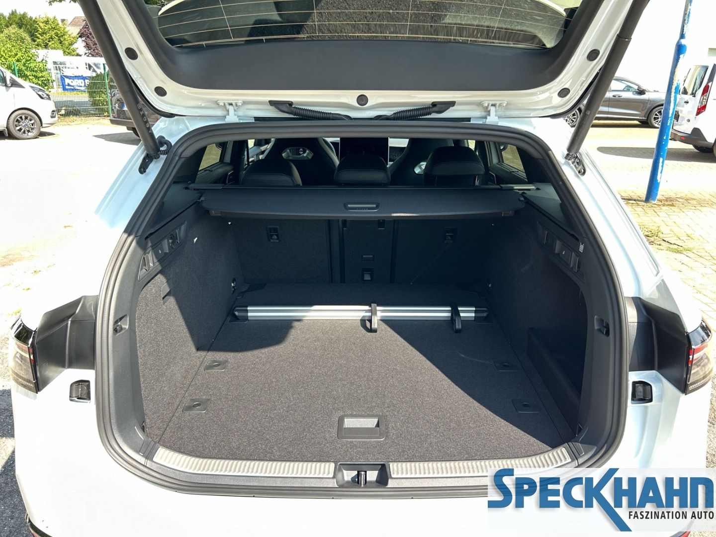 Volkswagen Passat Variant 2.0 TDI R-Line Kamera ACC HUD Panodach Navi - Bild 9 von 20