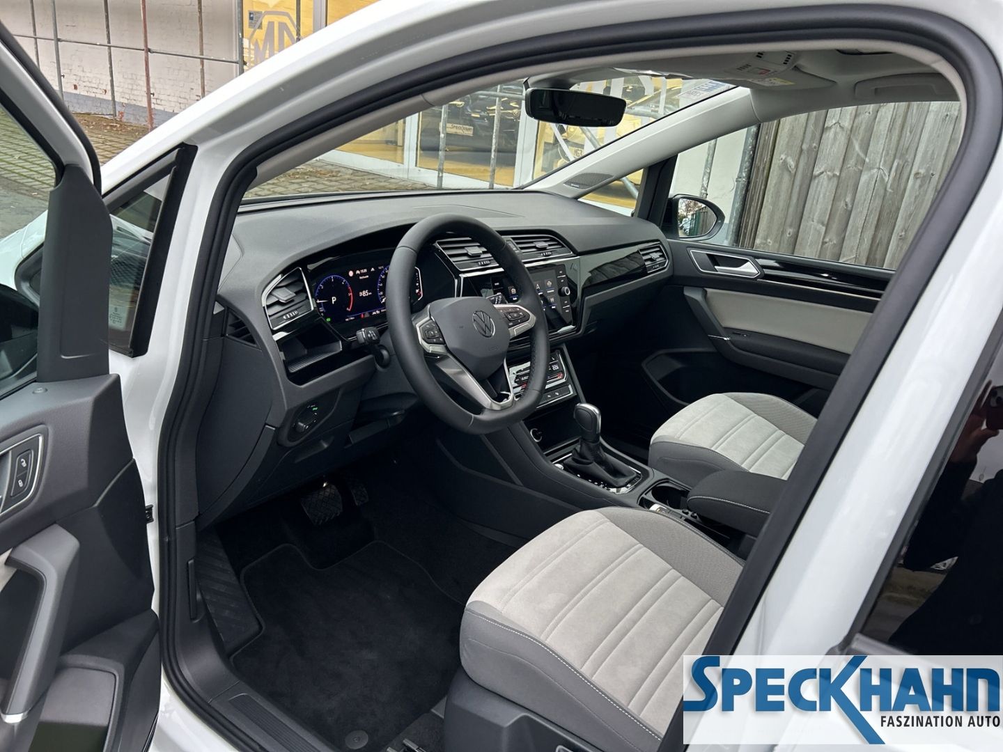 Volkswagen Touran Highline 2.0 TDI 7 Sitzer el.Panodach R-Line-Paket - Bild 10 von 20