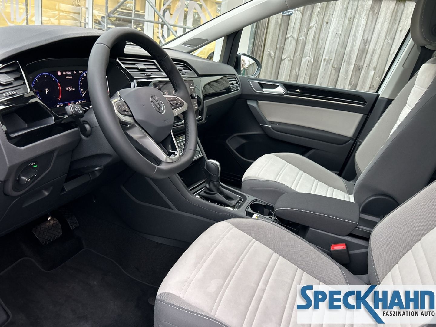 Volkswagen Touran Highline 2.0 TDI 7 Sitzer el.Panodach R-Line-Paket - Bild 11 von 20