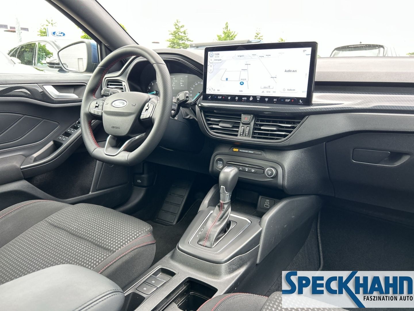 Ford Focus Turnier ST-Line 1.0 EcoBoost Mild-Hybrid AHK Navi LED - Bild 12 von 20