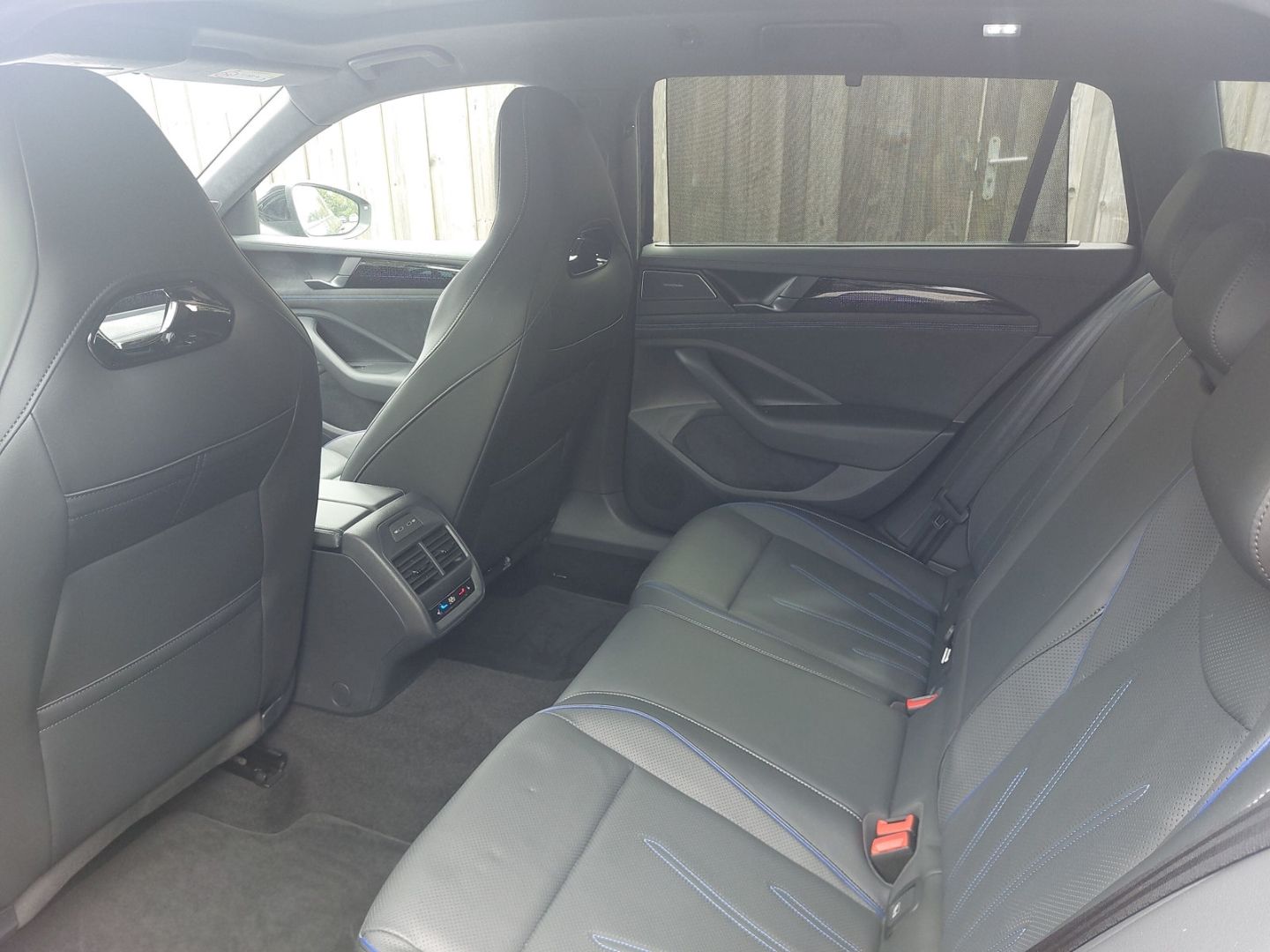 Volkswagen Passat Variant 2.0TDI 4Motion R-Line Ergo-Sitze Panoramadach StandHZG el.Heckklappe - Bild 13 von 20