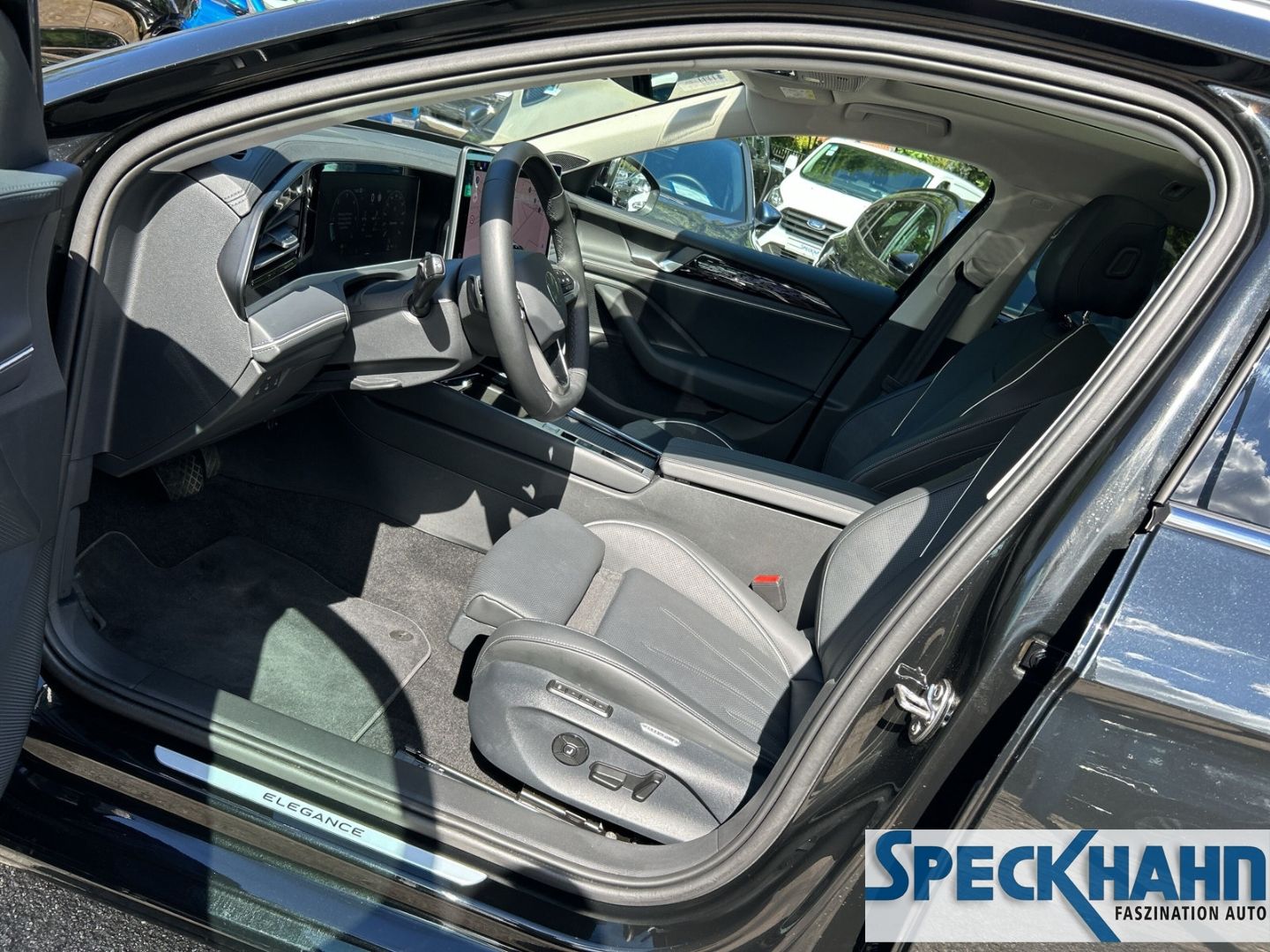 Volkswagen Passat Variant 2.0 TDI 110 kW Elegance Head-Up-Display StandHZG AHK-klappbar El. Panodach - Bild 10 von 20