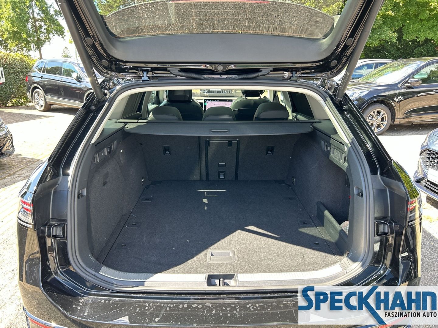 Volkswagen Passat Variant 2.0 TDI 110 kW Elegance Head-Up-Display StandHZG AHK-klappbar El. Panodach - Bild 9 von 20