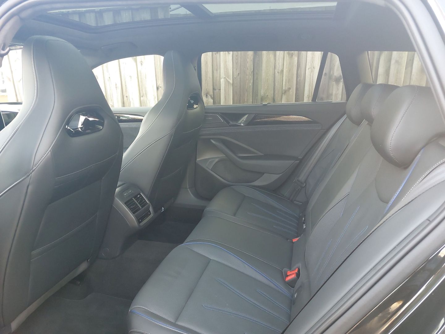 Volkswagen Passat Variant 2.0TDI 4Motion R-Line Signature-Pak. Standhzg. AHK schwenkbar - Bild 13 von 20