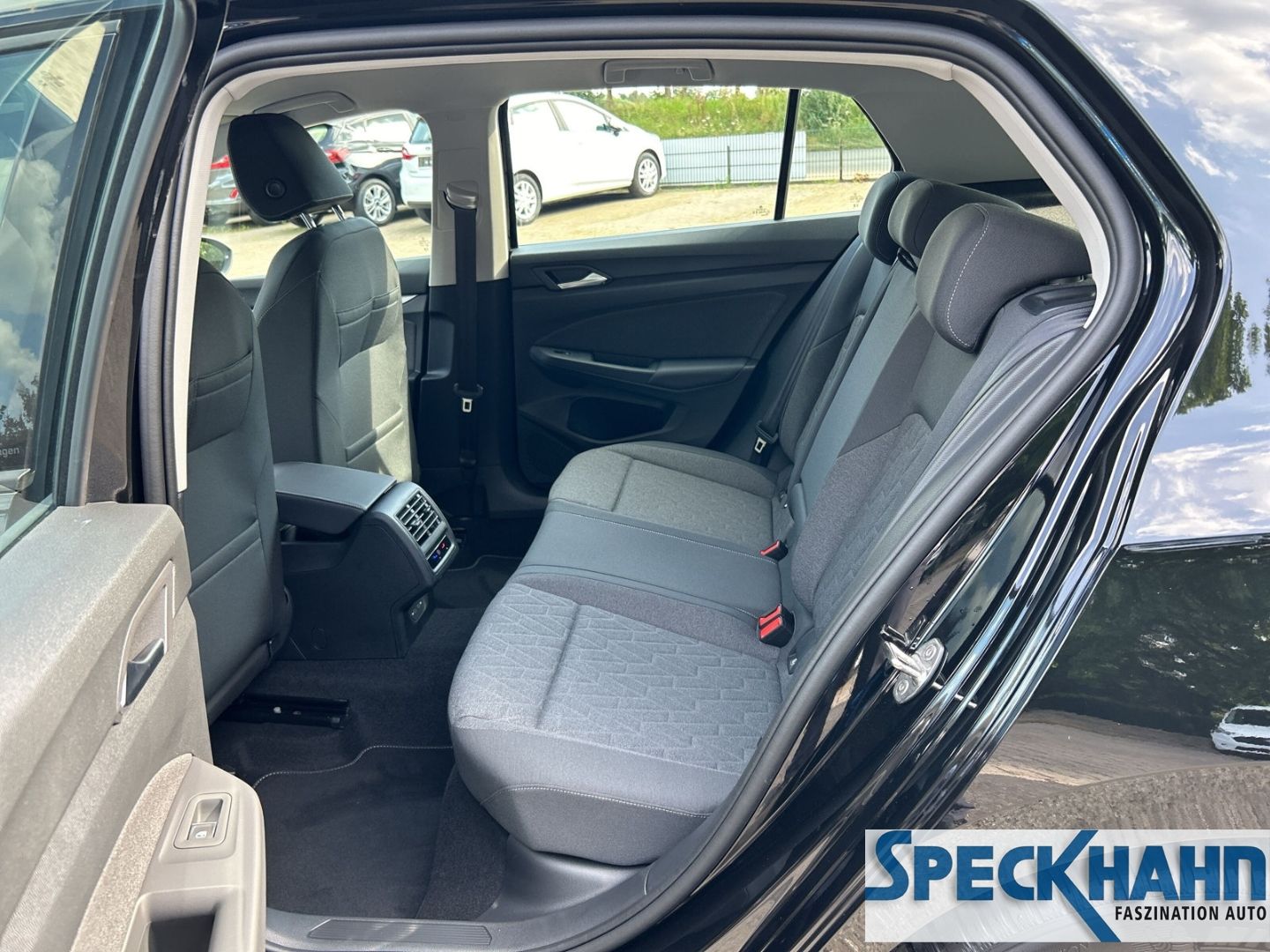Volkswagen Golf VIII Life TSI Kamera Einparkhilfe v+h Navi LED-Hauptscheinwerfer Lederlenkrad - Bild 13 von 20