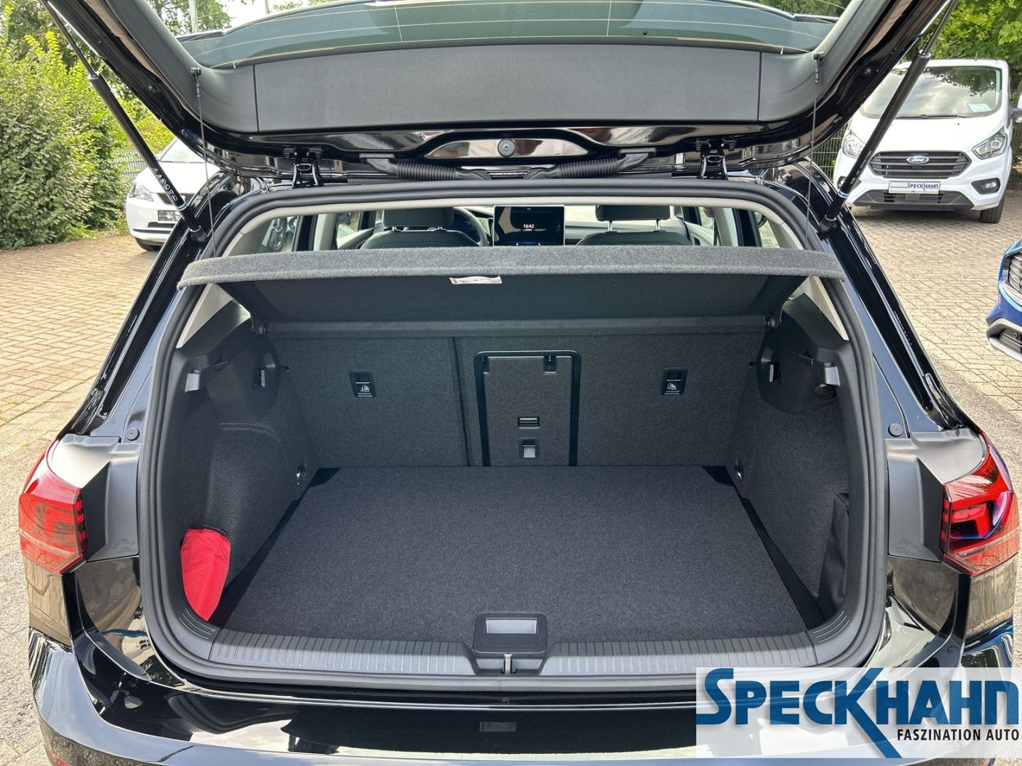 Volkswagen Golf VIII Life TSI Kamera Einparkhilfe v+h Navi LED-Hauptscheinwerfer Lederlenkrad - Bild 9 von 20