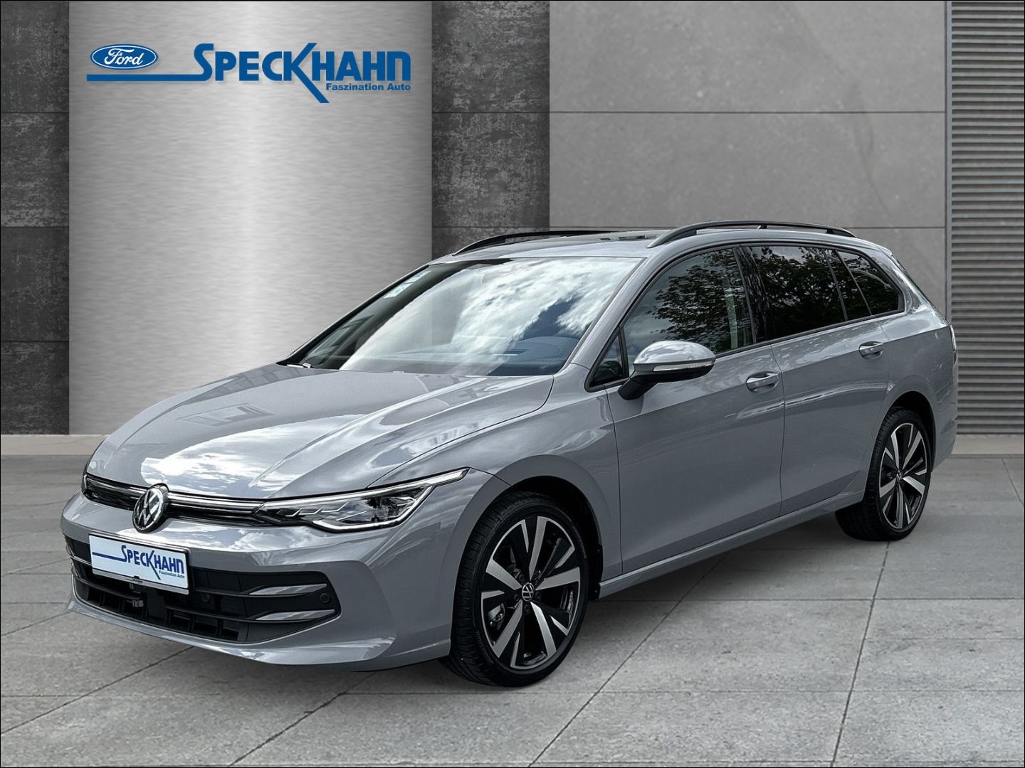 Volkswagen Golf VIII Variant 1.5 TSI 85 kW Life Kamera SHZ Navigationssystem HEAD-UP-Display - Bild 1 von 20