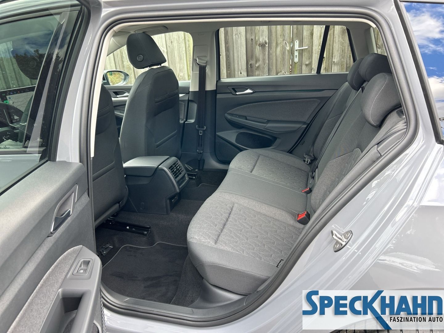 Volkswagen Golf VIII Variant 1.5 TSI 85 kW Life Kamera SHZ Navigationssystem HEAD-UP-Display - Bild 13 von 20