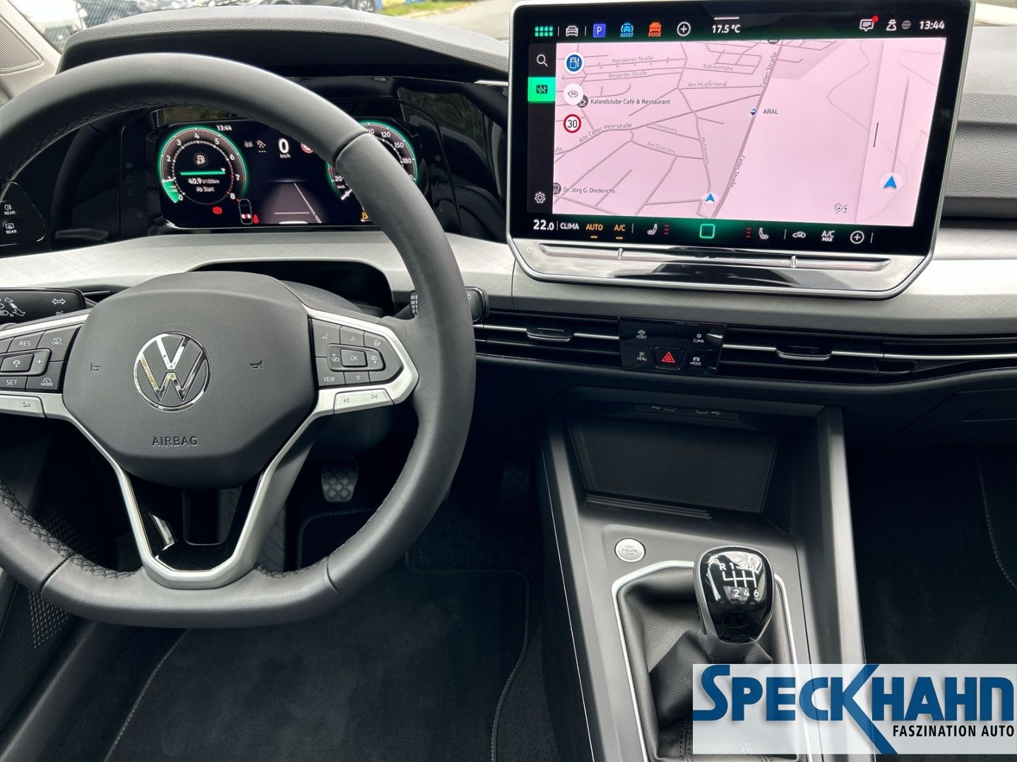 Volkswagen Golf VIII Variant 1.5 TSI 85 kW Life Kamera SHZ Navigationssystem HEAD-UP-Display - Bild 18 von 20